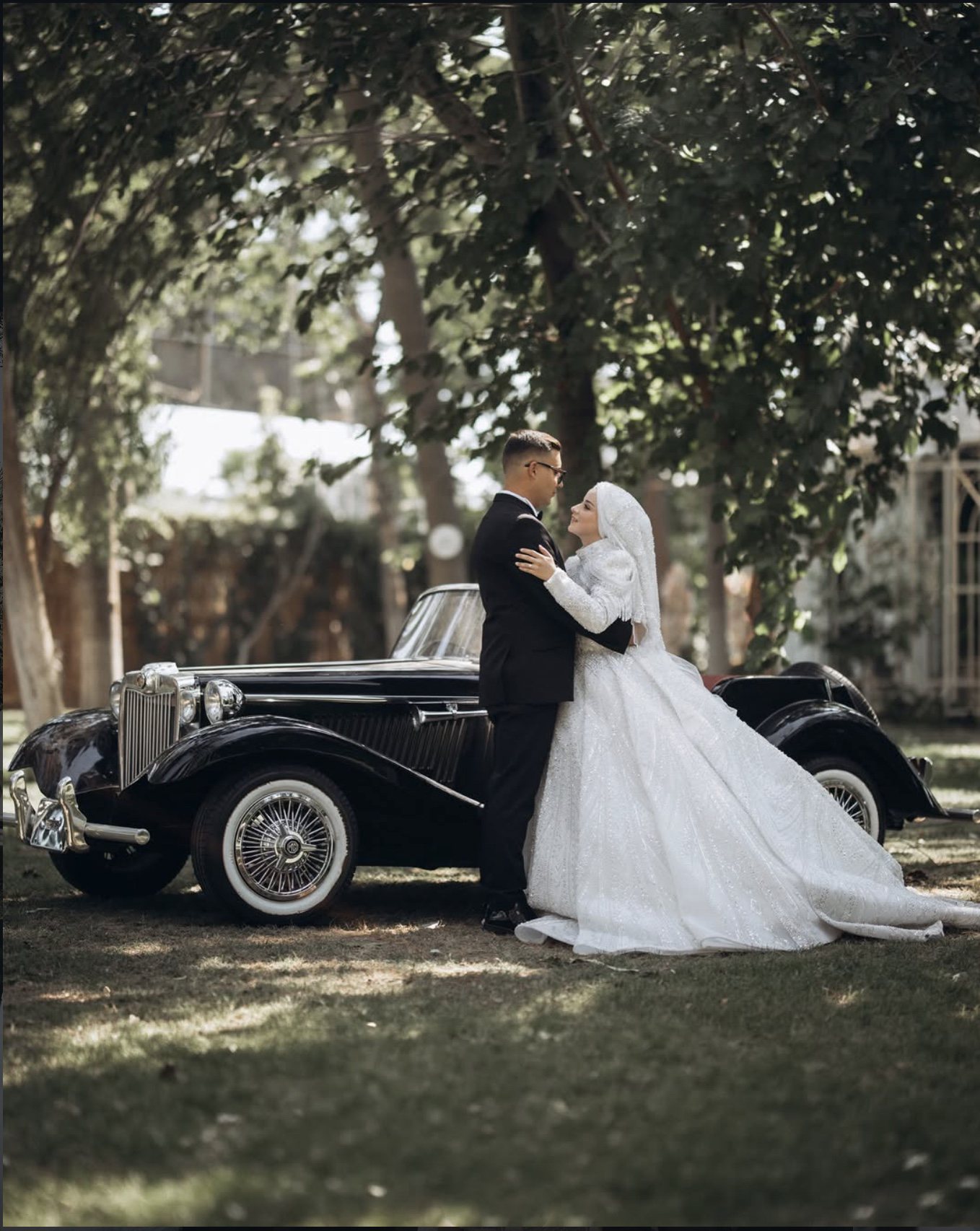 Klasik otomobil önünde gelin ve damat
